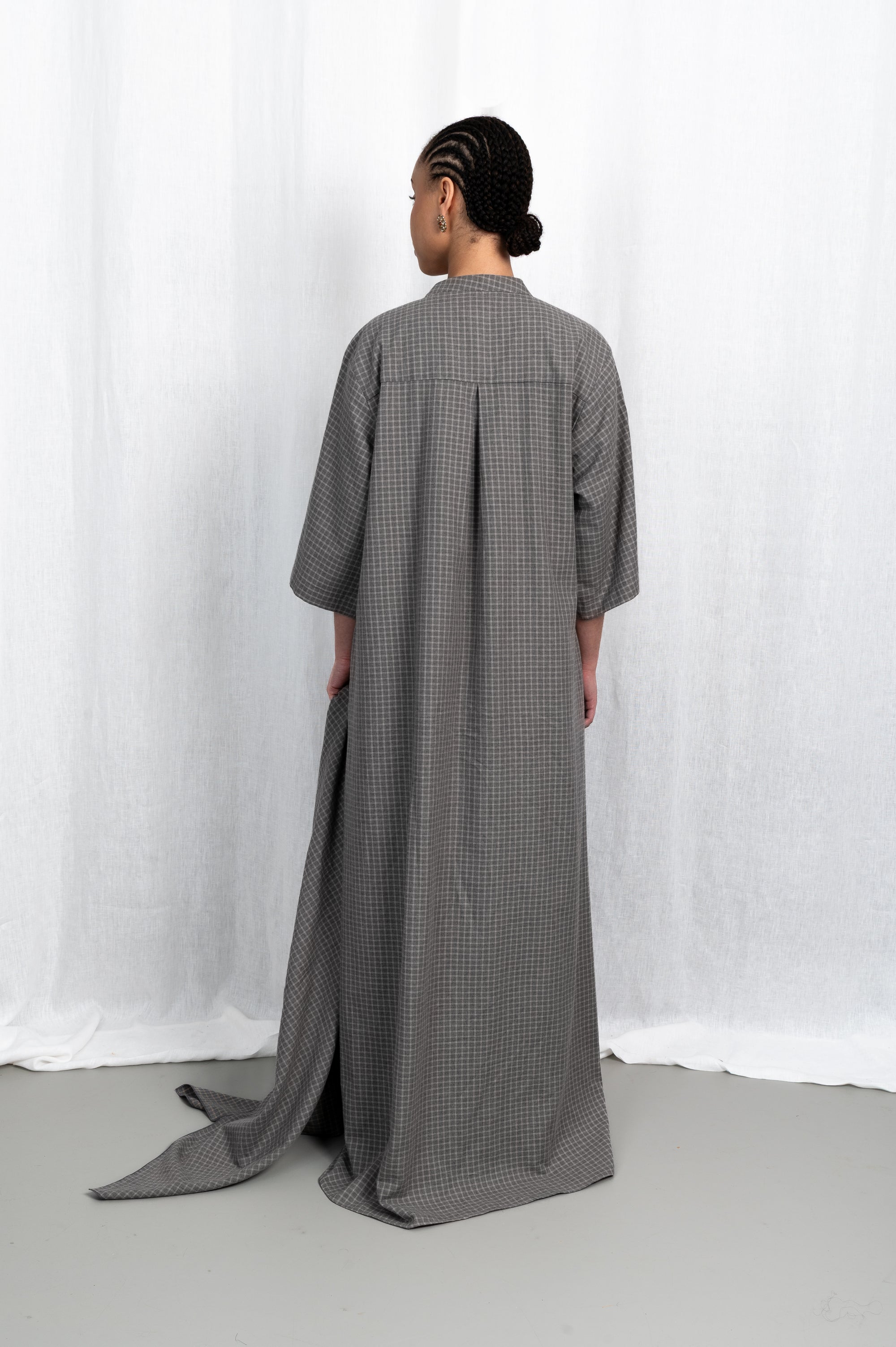 Modèle portant la robe Kamisa en flanelle de coton, vue de dos