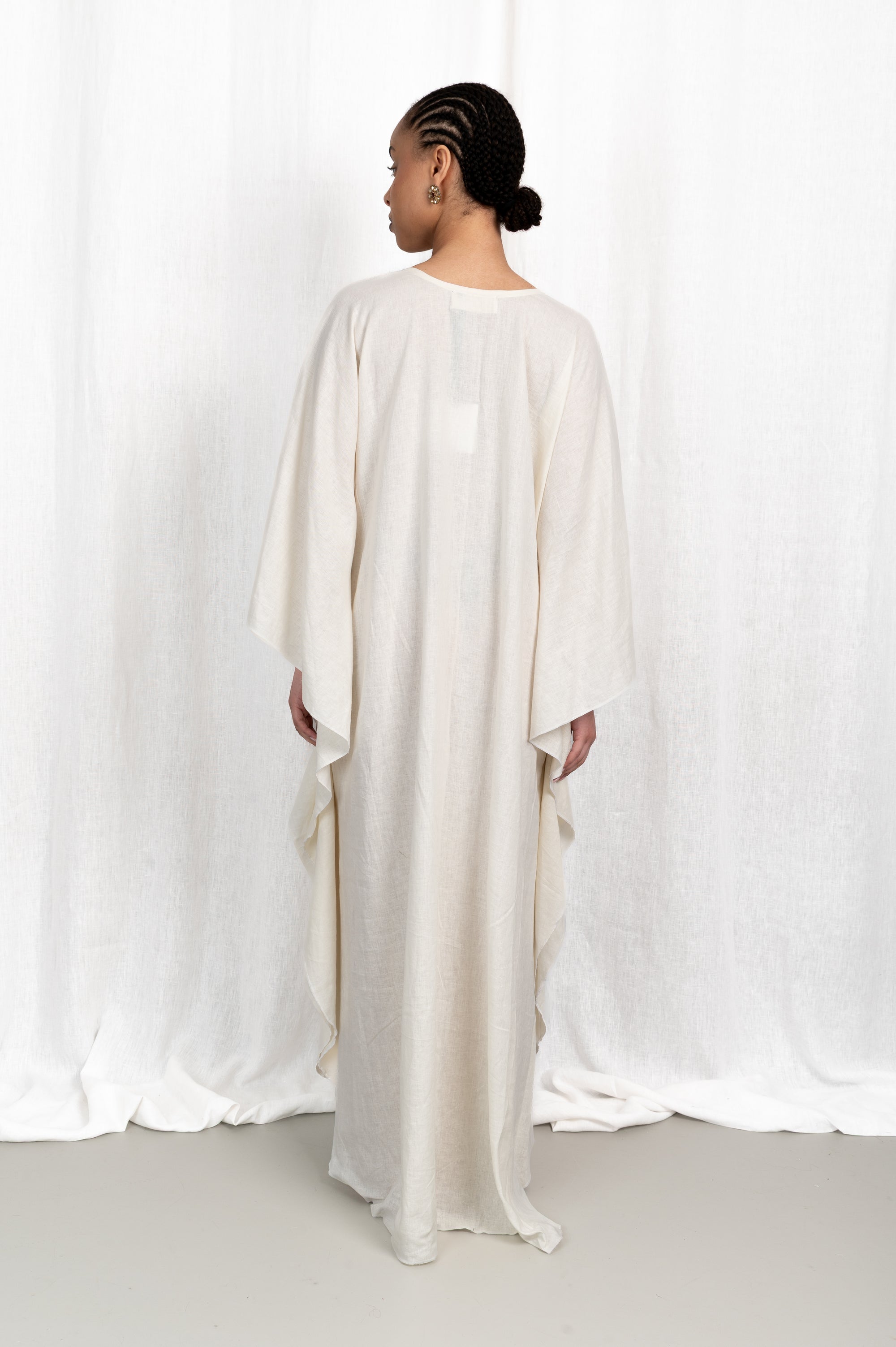 Modèle femme portant la Robe Layla, vue de dos