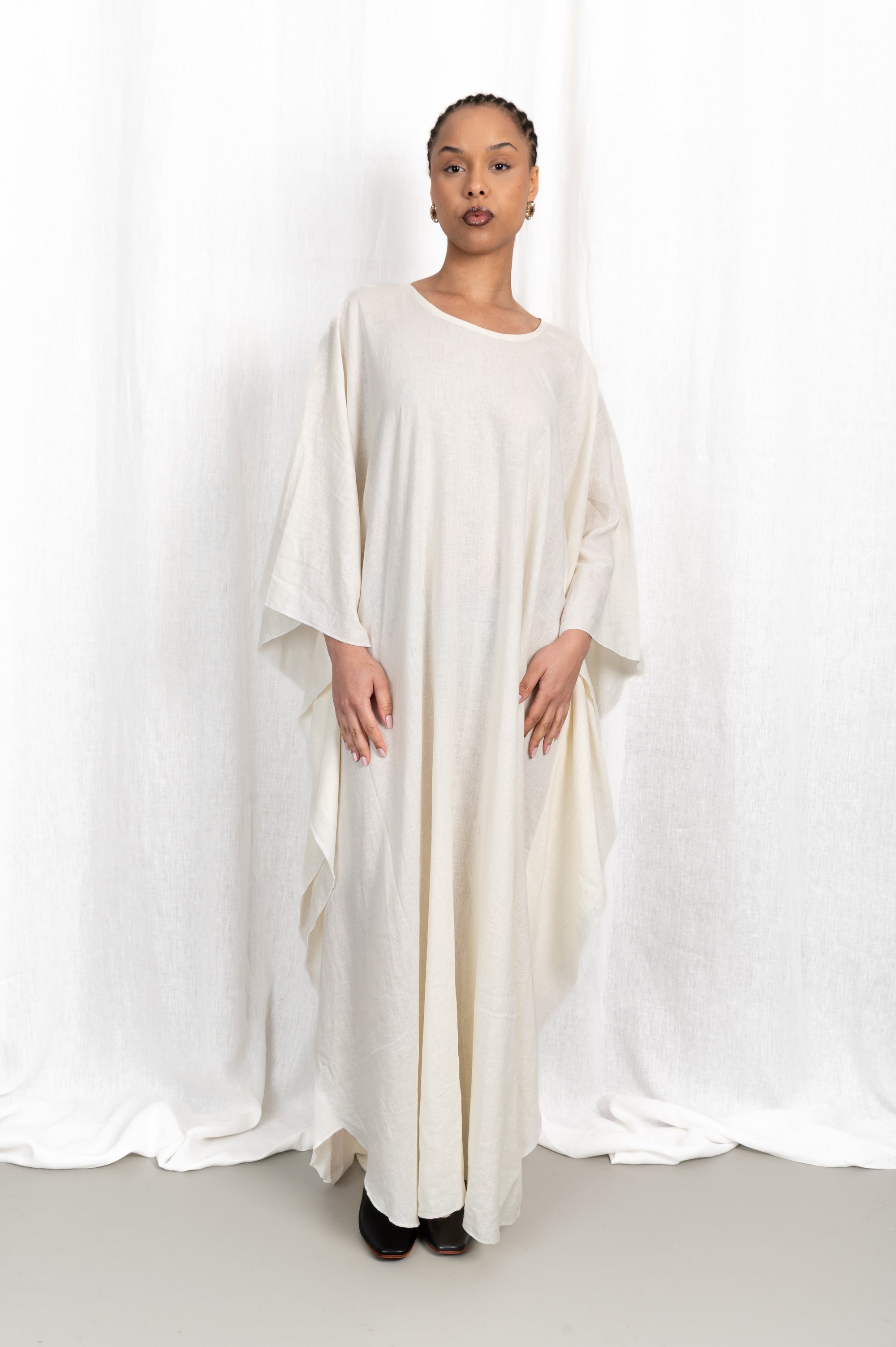 Modèle femme portant la Robe Layla, vue de face