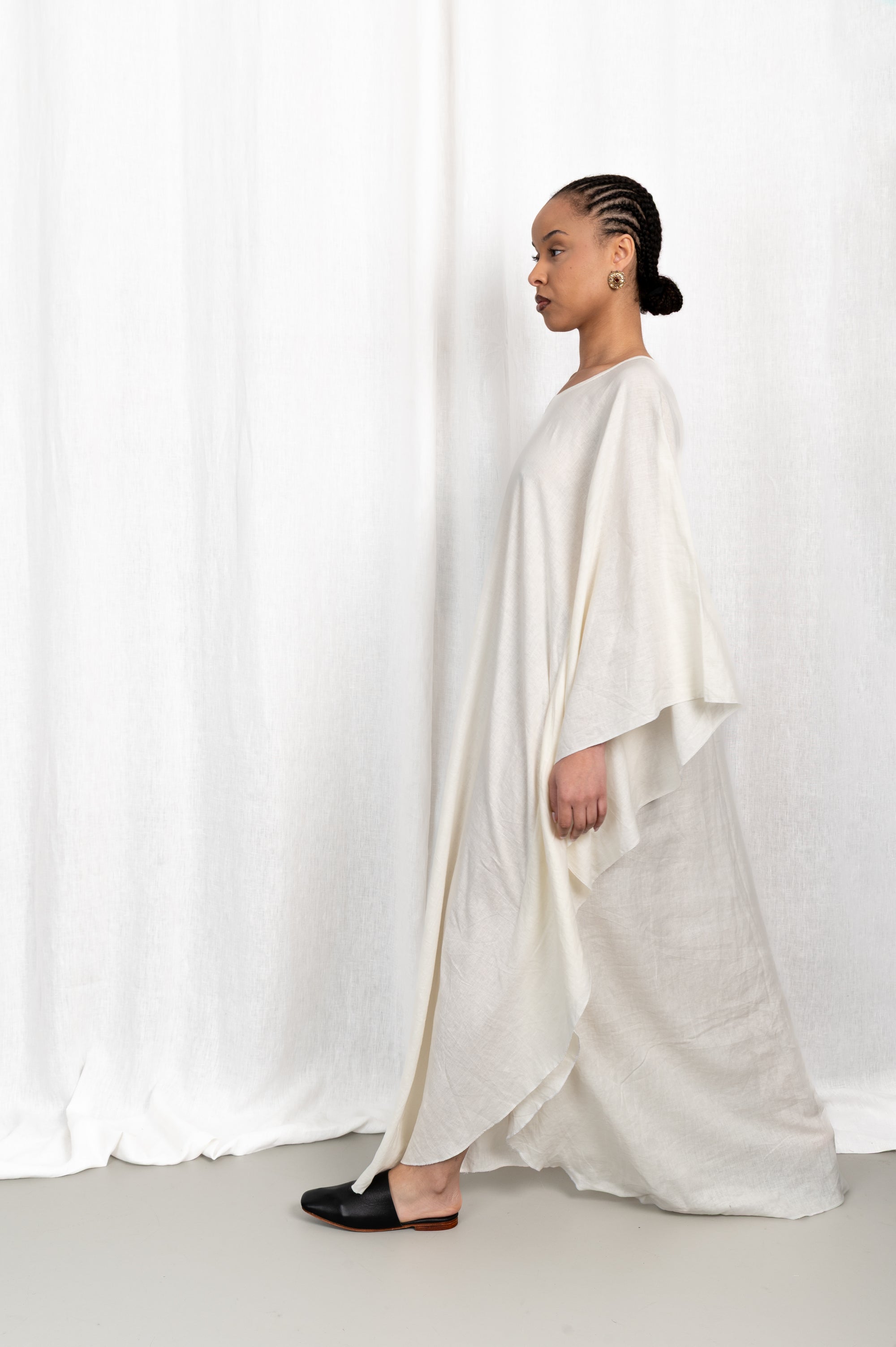 Modèle femme portant la Robe Layla, vue en mouvement