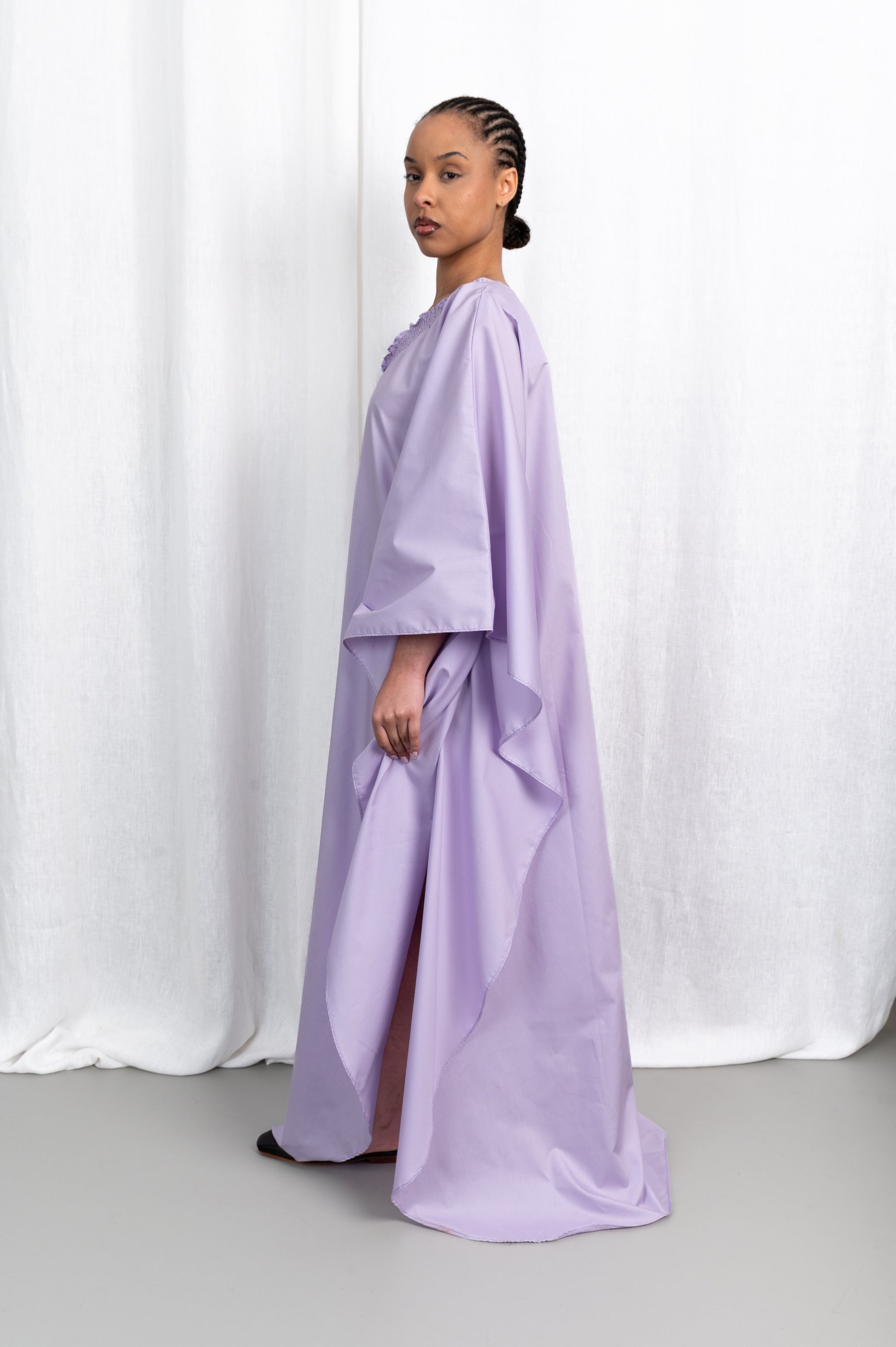 Modèle portant la robe Medina couleur lavande en coton, vue en mouvement #couleur_lavande
