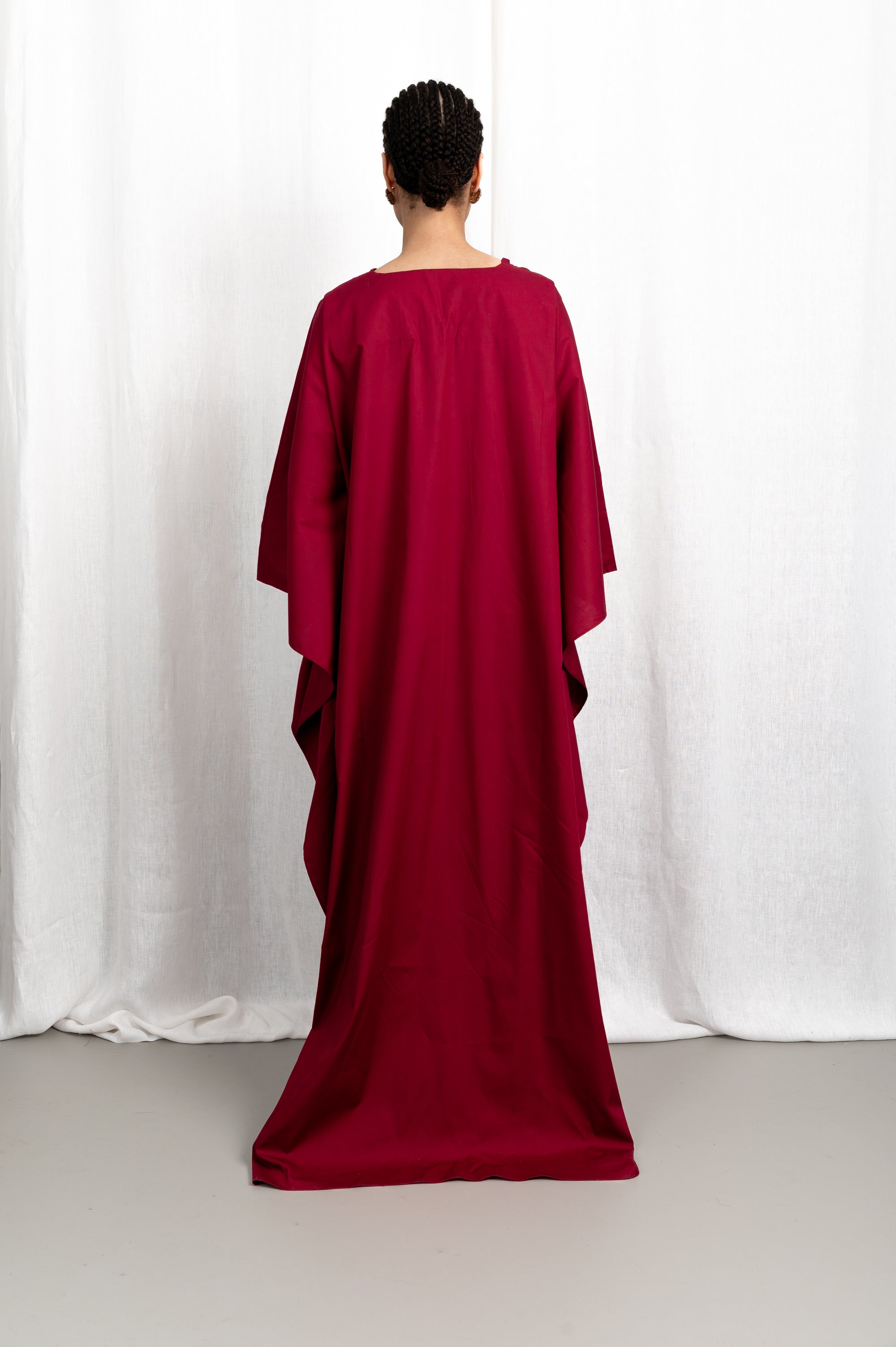Modèle portant la robe Medina couleur rubis en coton naturel léger, vue de dos #couleur_rubis