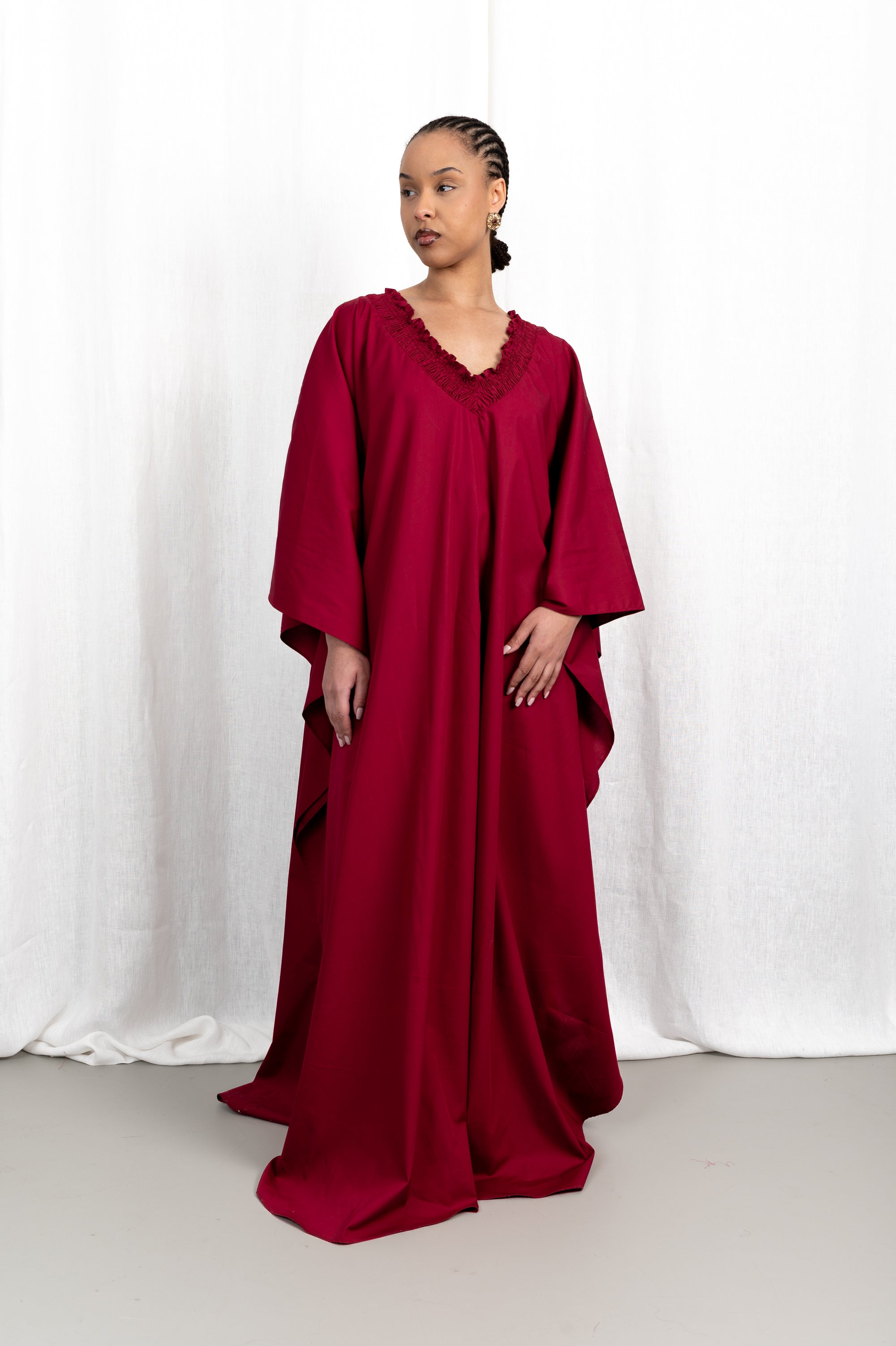 Modèle portant la robe Medina couleur rubis en coton naturel léger, vue de face #couleur_rubis