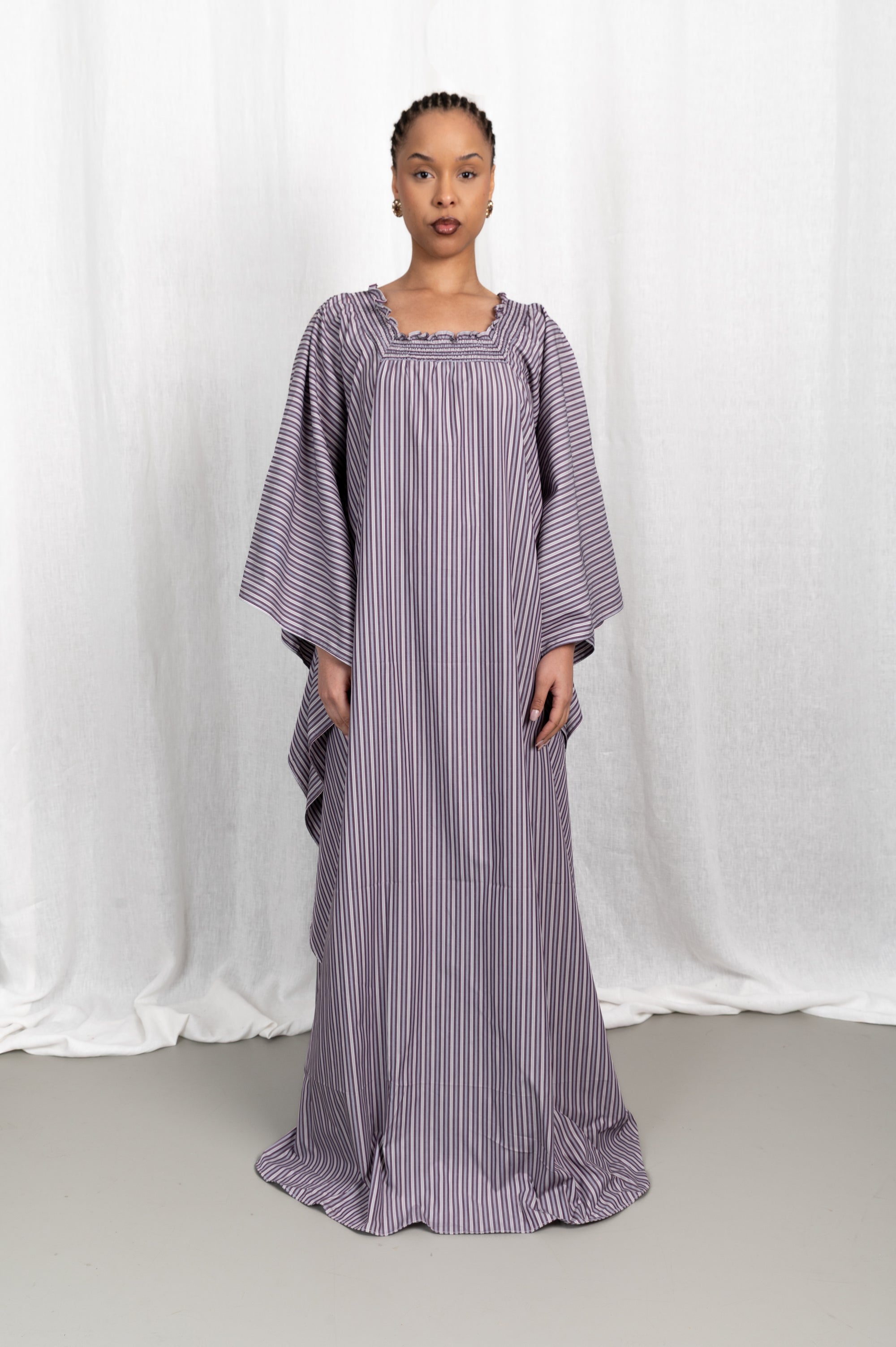Modèle portant la robe Sira rayée couleur prune, vue de face #couleur_prune