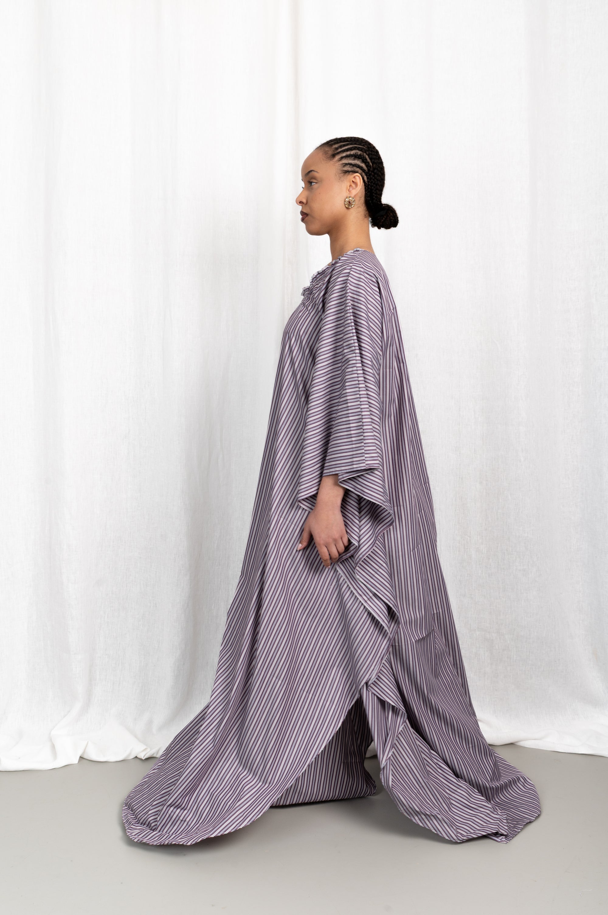 Modèle portant la robe Sira rayée couleur prune, vue en mouvement #couleur_prune