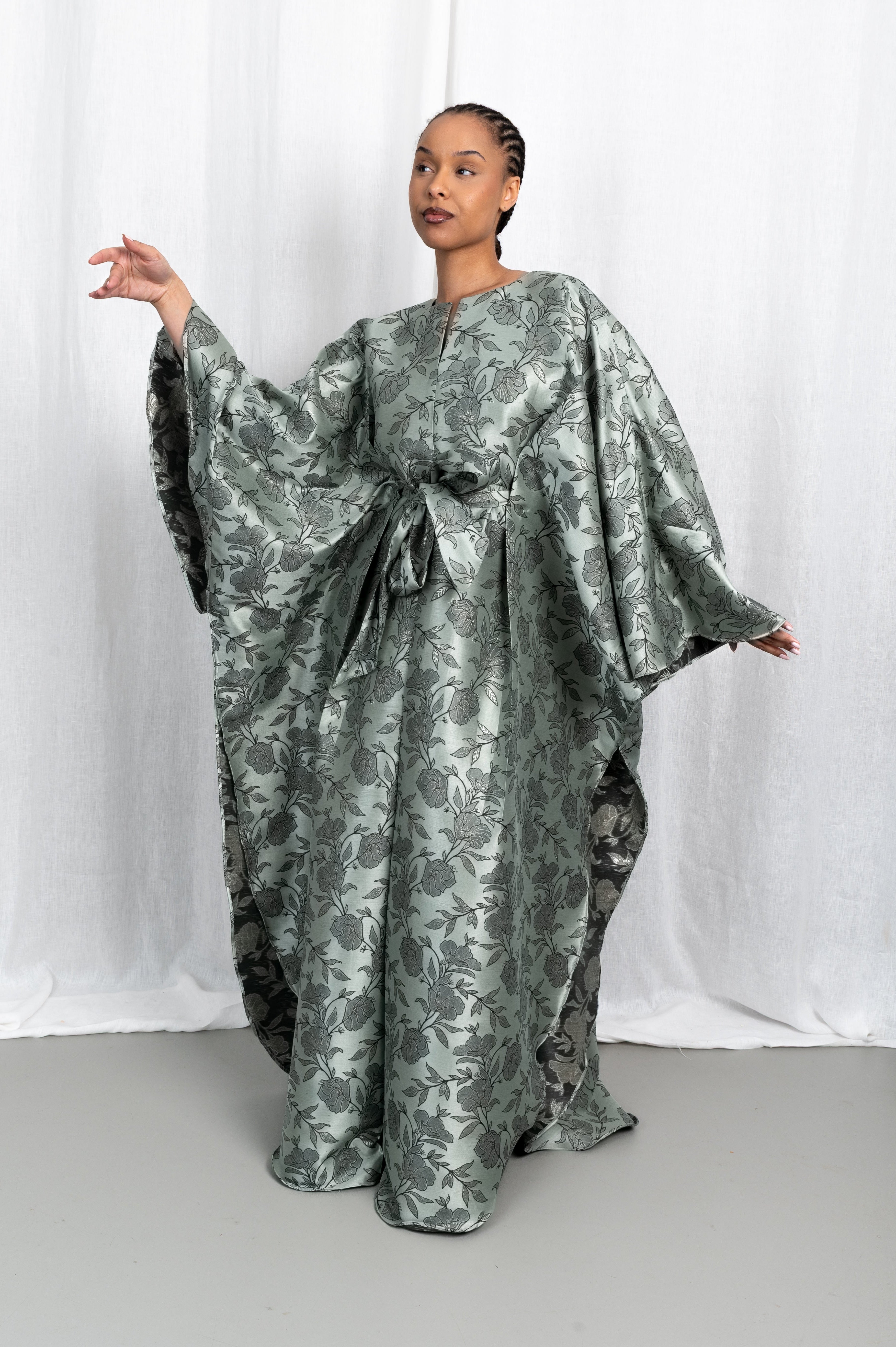 Modèle portant la robe kaftan Dina en brocart, vue de face #couleur_vert argenté