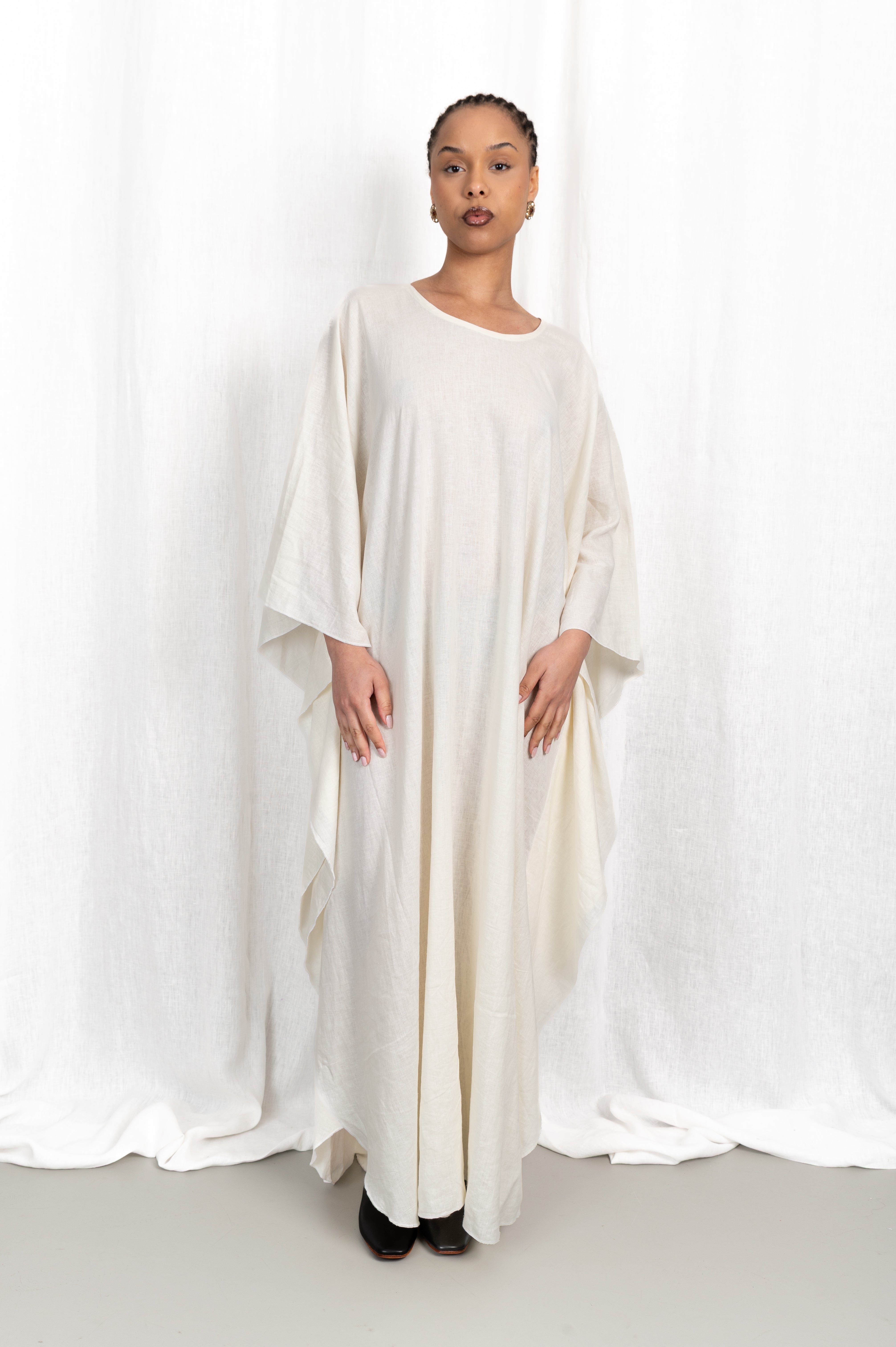 Modèle femme portant la Robe Layla, vue de face