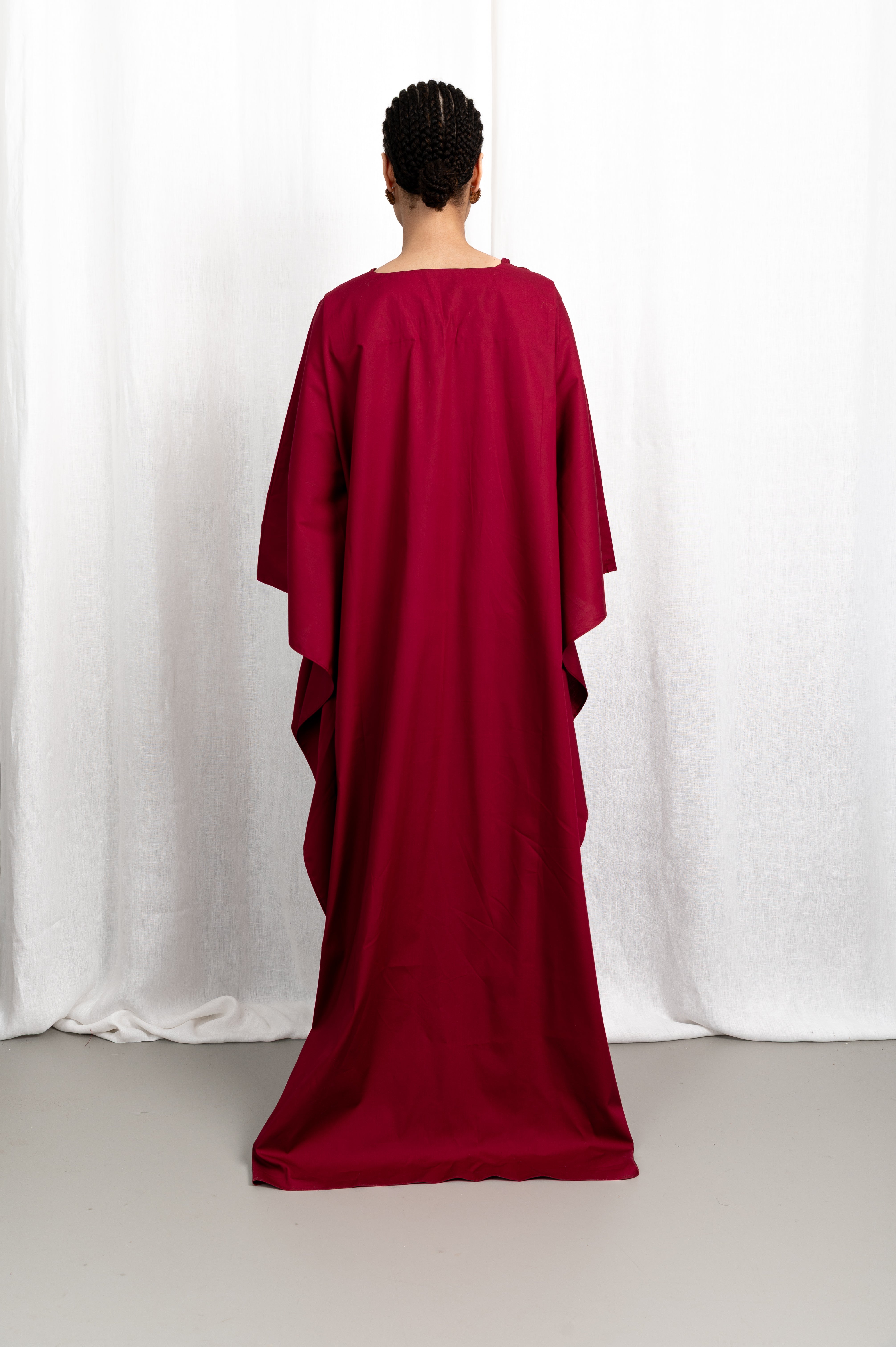 Modèle portant la robe Medina couleur rubis en coton naturel léger, vue de dos #couleur_rubis