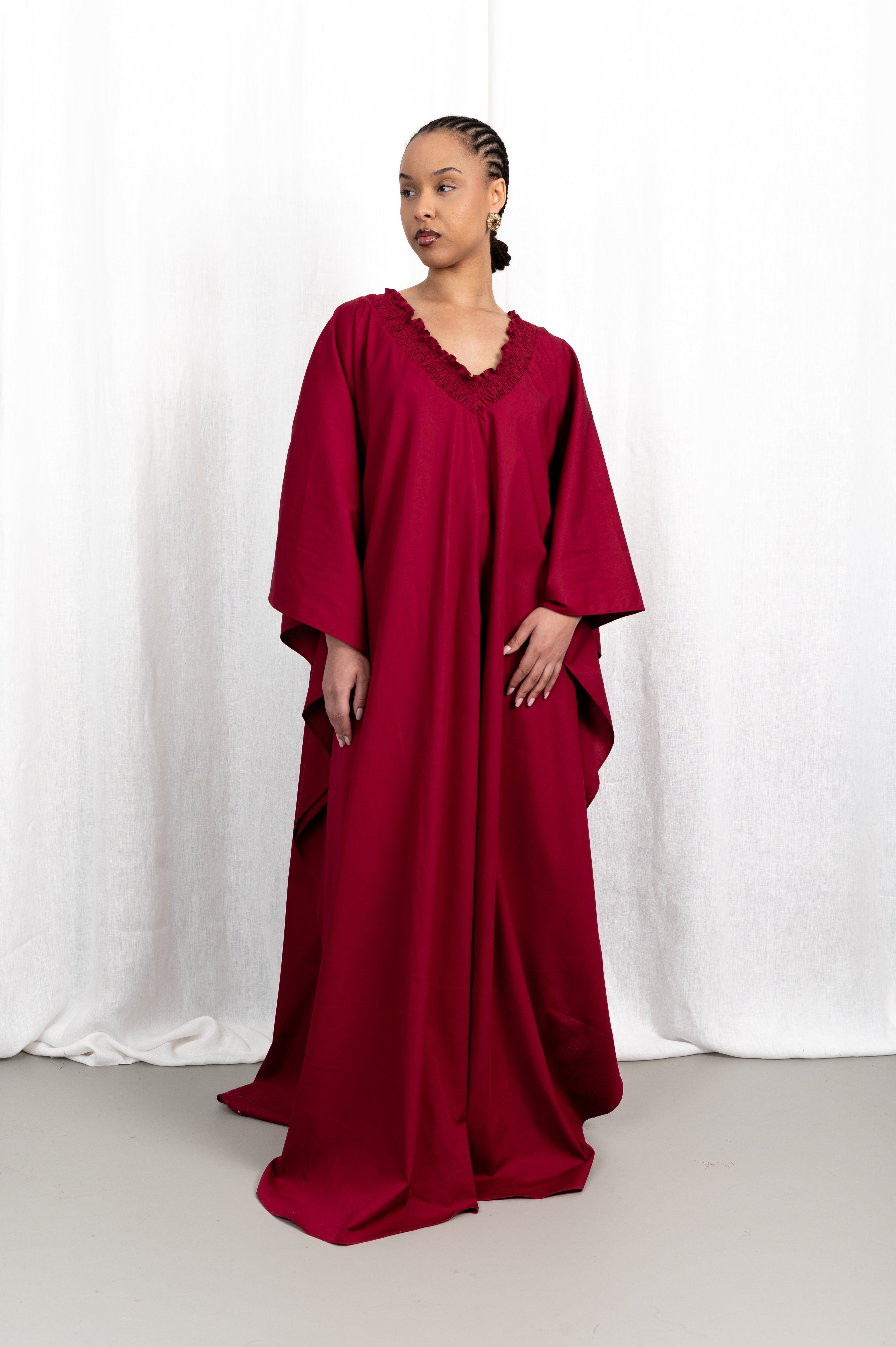 Modèle portant la robe Medina couleur rubis en coton naturel léger, vue de face #couleur_rubis