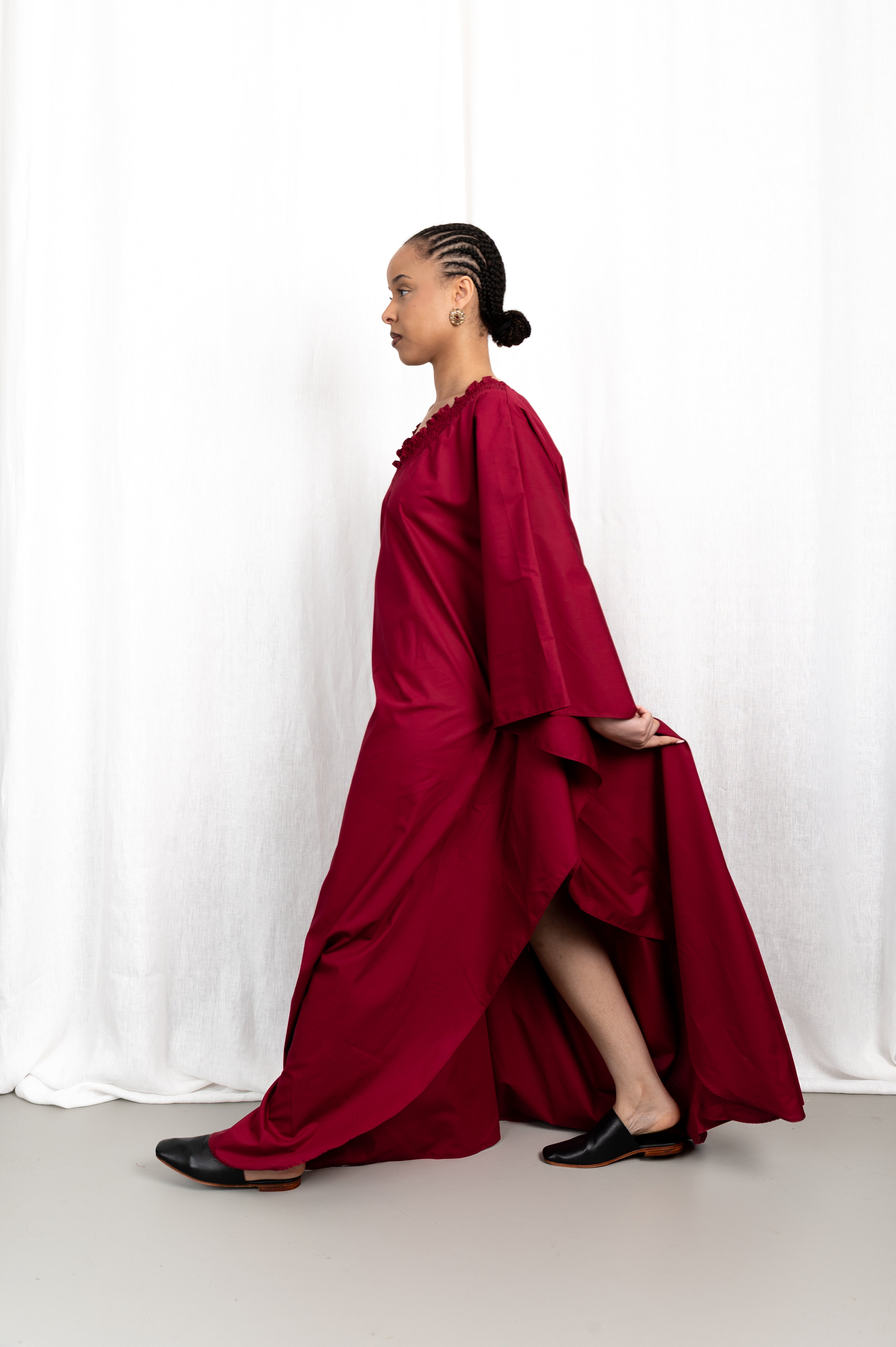 Modèle portant la robe Medina couleur rubis en coton naturel léger, vue en mouvement #couleur_rubis