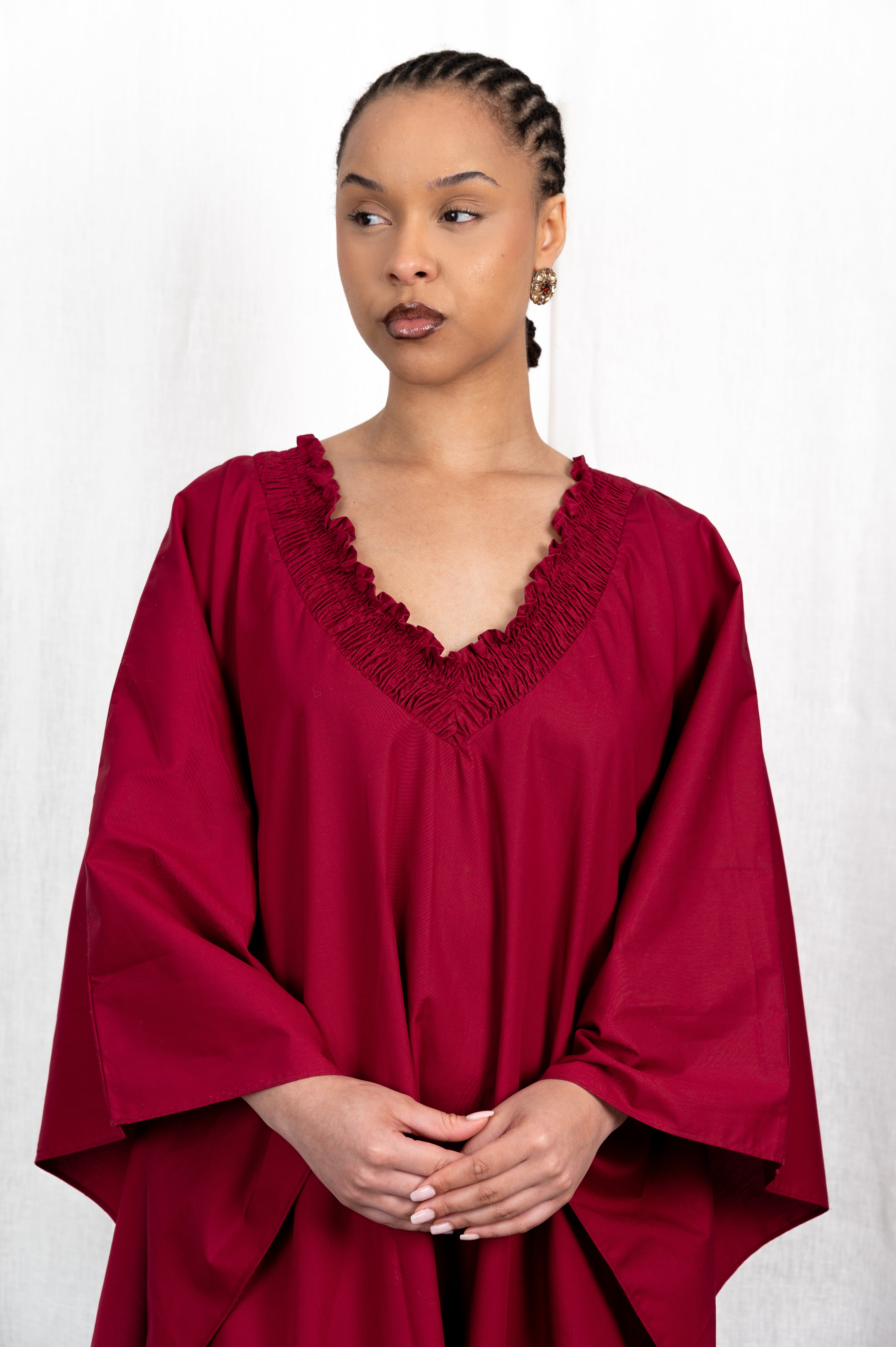 Modèle portant la robe Medina couleur rubis en coton naturel léger, vue de portrait #couleur_rubis