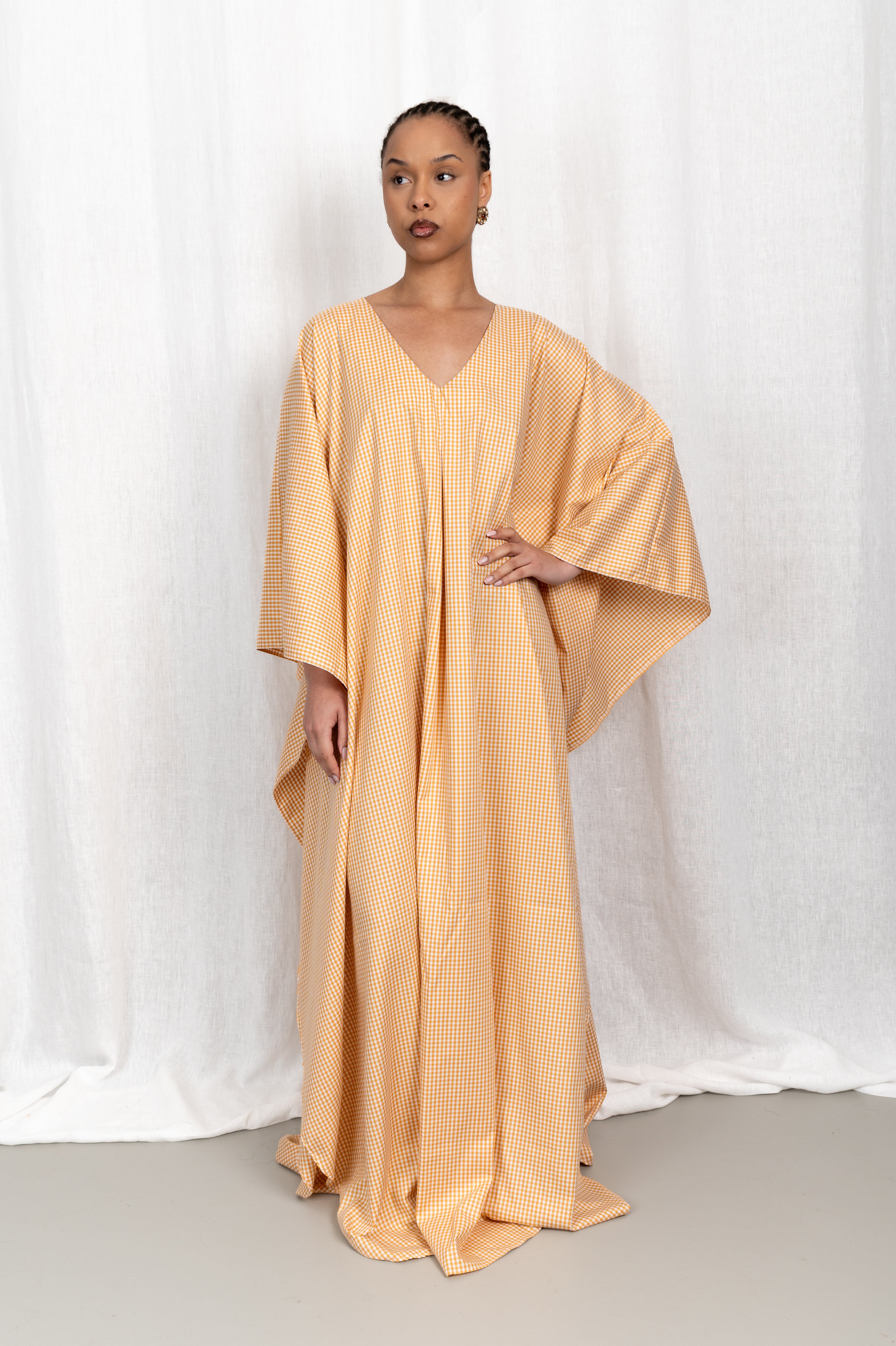 Modèle portant la robe Nia Vichy Jaune en coton ample, vue de face #couleur_jaune vichy