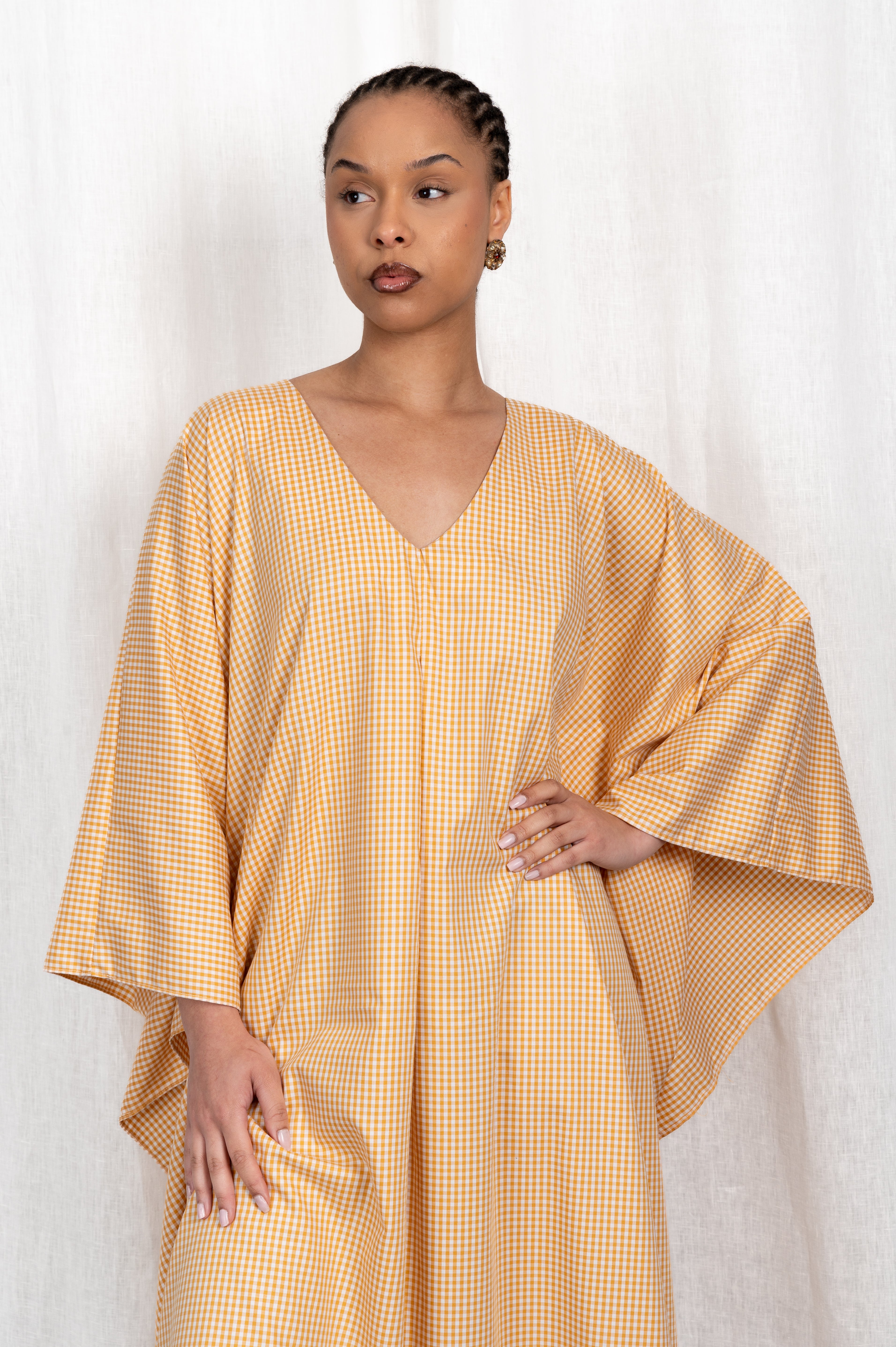 Modèle portant la robe Nia Vichy Jaune en coton ample, vue de portrait #couleur_jaune vichy