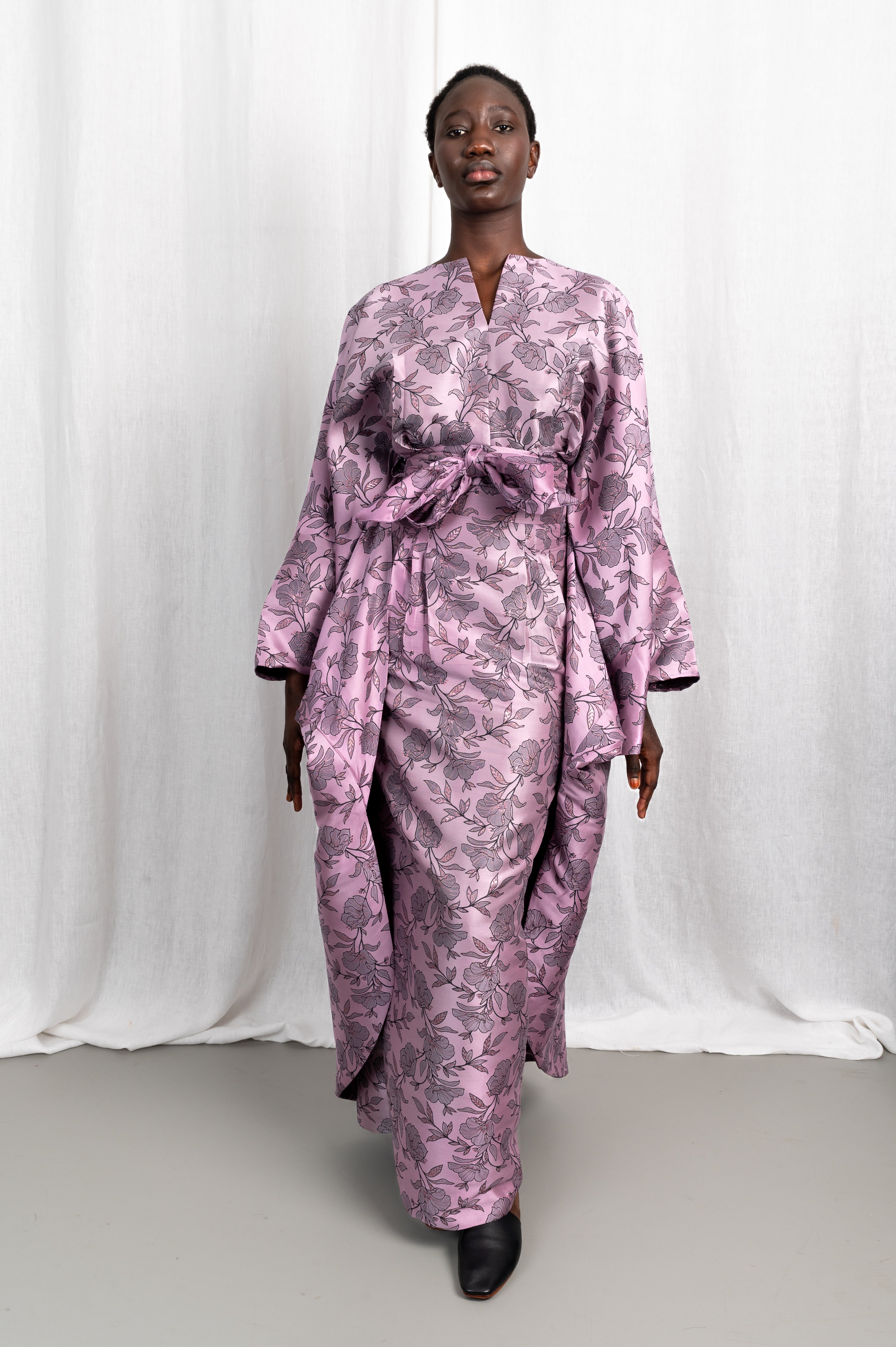 Modèle portant le top kaftan Séné en brocart rose argenté, vue de face #couleur_rose argenté