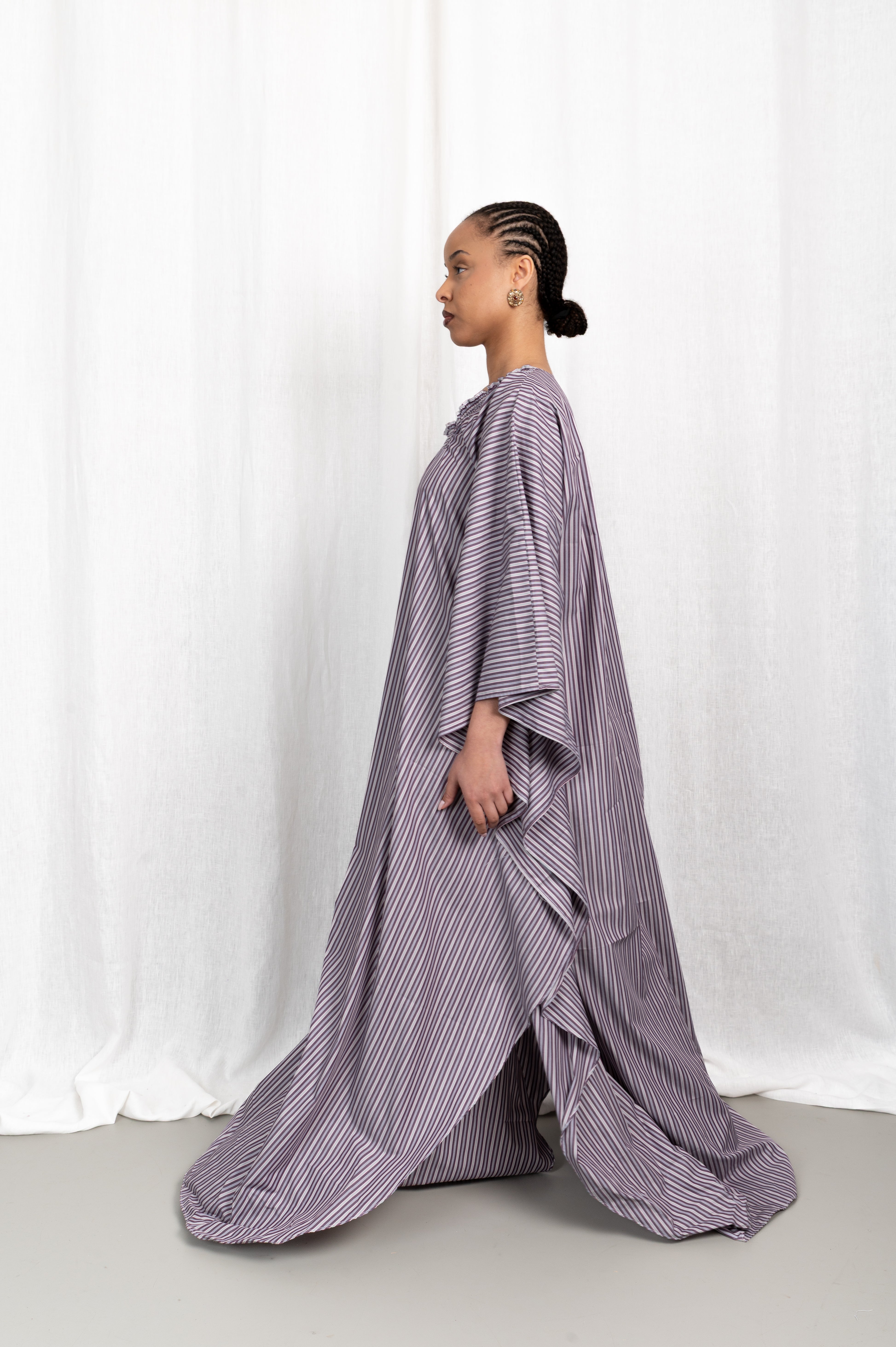 Modèle portant la robe Sira rayée couleur prune, vue en mouvement #couleur_prune