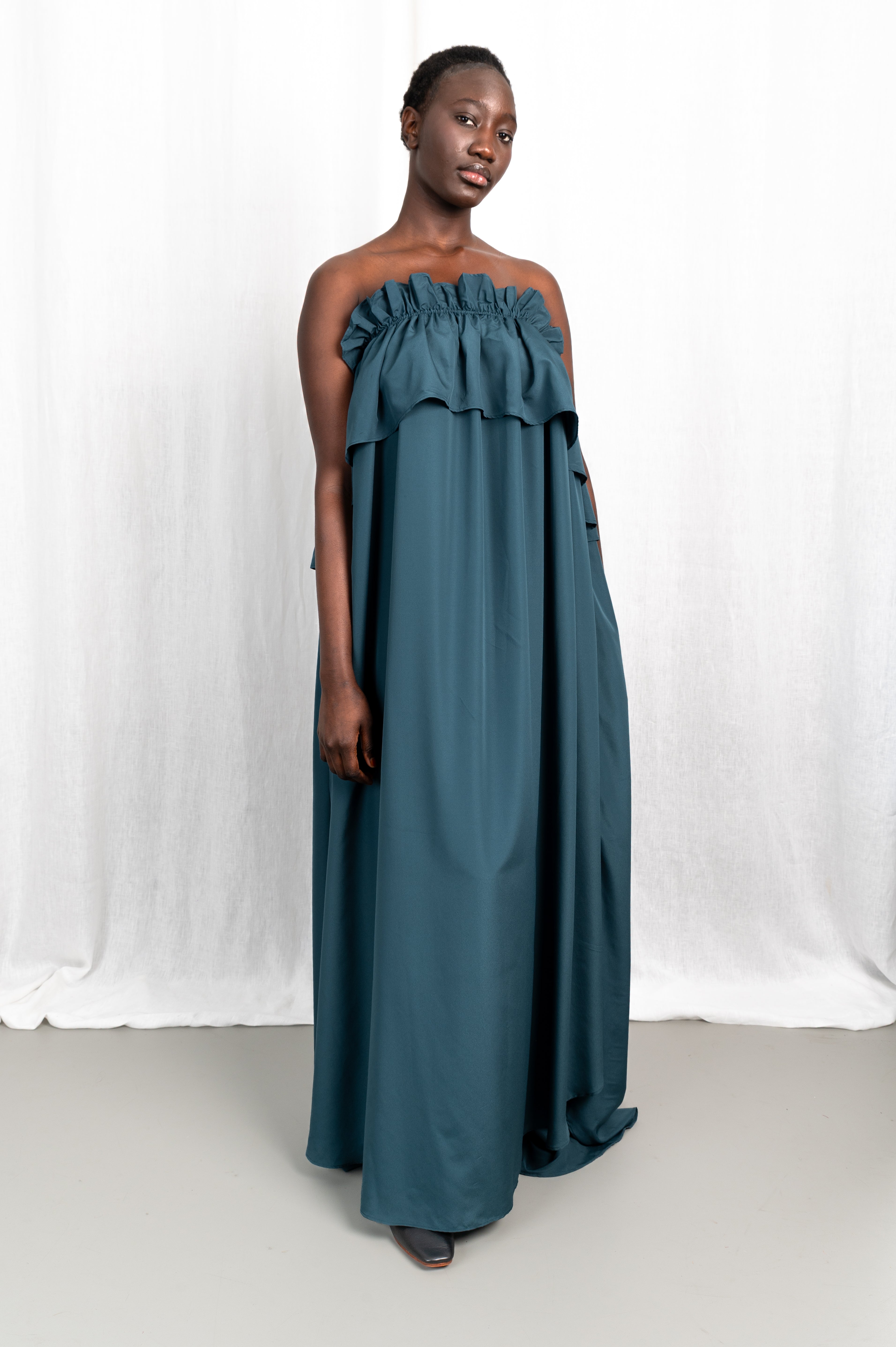 Modèle portant la robe Tamït en crêpe de Chine satiné, vue de face #couleur_bleu vert profond